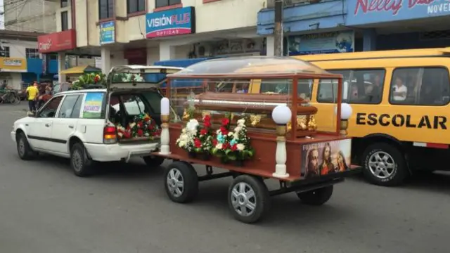 Los cortejos fúnebres son parte del paisaje de la devastación.