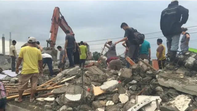 Los vecinos buscan entre escombros lo que puedan rescatar de sus pertenencias.