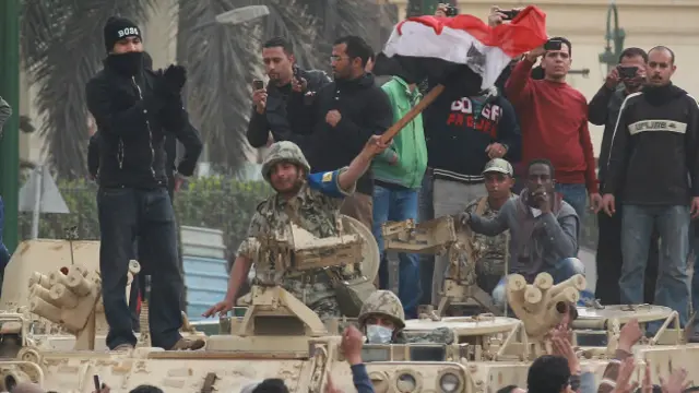 Manifestantes protestan en Egipto contra el gobierno de Hosni Mubarak.