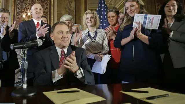 法案由共和党州长加里‧赫伯特（Gary Herbert）签署