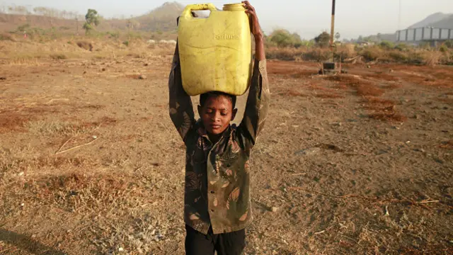 मुंबई के पास पानी लेकर जाता, सूखाग्रस्त इलाक़े से आया एक बच्चा.