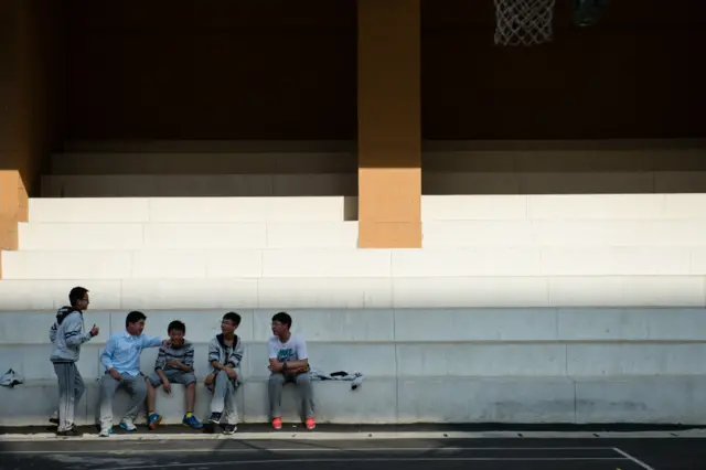 有部分家长等待在常外校门口给学生送饭送水。