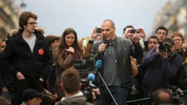 Cumhuriyet Meydanı'ndaki 'Gece Ayakta' eylemine, 16 Nisan'da Yunanistan eski Maliye Bakanı Yanis Varoufakis de katıldı.