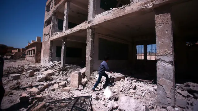 تنظيم "الدولة الإسلامية" يقول إنه استولى على حي الصناعة في دير الزور والحكومة تقول إنها دمرت مخابئ له في الحي