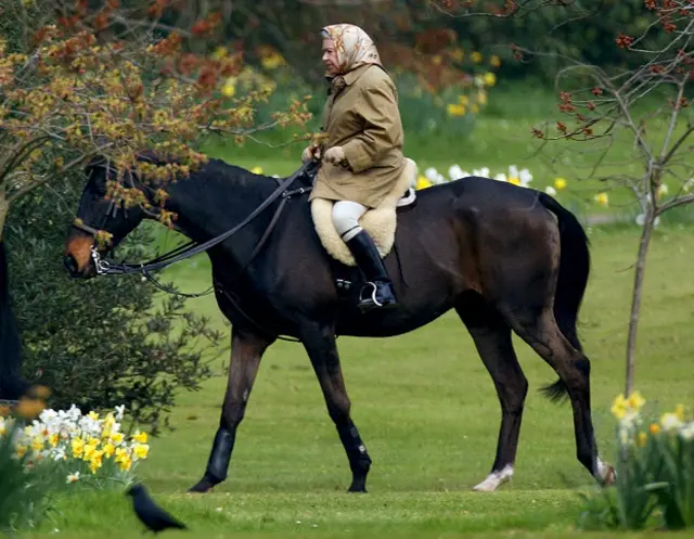 Королева верхом на лошади