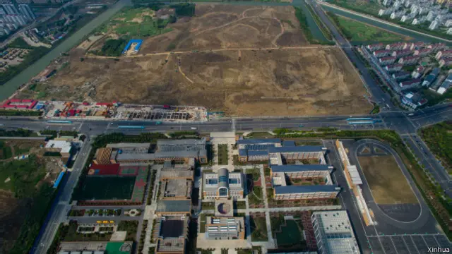 常州政府此前在面对中国媒体关于常外新址“污染”报道时，曾否认附近有化工厂的存在。