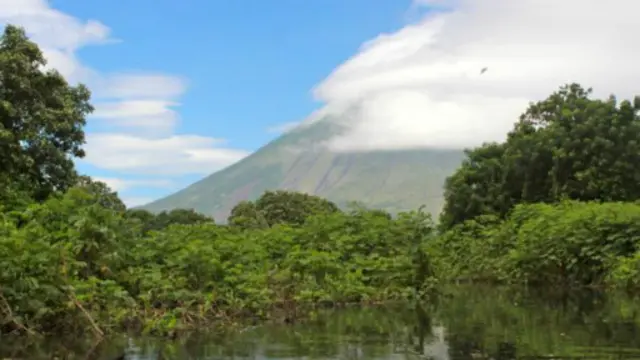 烏雲密布之下的康塞普西翁火山。（資料來源：莎拉·謝爾曼）