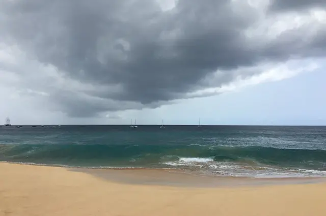 Enorme columna de nubes originada en Green Mountain viajando sobre el mar.