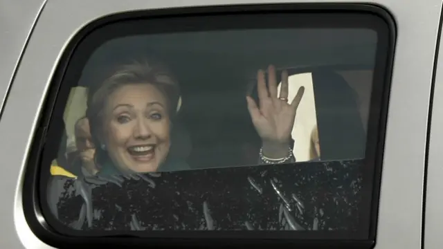 Bà Hillary Clinton vẫy tay chào khi rời nơi vận động tranh cử năm 2008