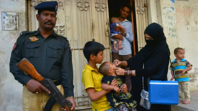 پاکستان کے سب سے بڑے شہر میں پولیو کے کارکنوں کے خلاف پرتشدد واقعات میں 2012 سے اب تک دس پولیس اہلکار اور سات رضاکار ہلاک ہو چکے ہیں