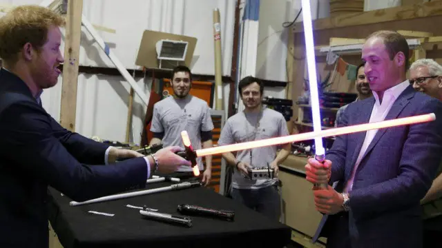 Уильям сражается на лазерных мечах