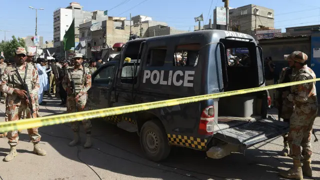 پاکستاني چاراکو "پاکستان ټریبیون" ورځپاڼې ته ویلي، اتو په موټر سپرو وسله والو د پولیسو پر درې کسیزې ډلې ډزې کړې او بیا وروسته یې یو موټر په نښه کړی، چې څلور افسران پکې سپاره وو.