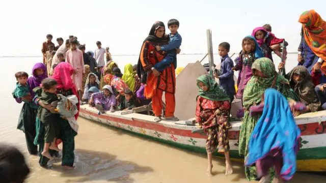 فوج کے اہلکاروں کے مطابق بازیاب کروائے جانے والے یرغمالیوں میں قریبی دیہات کی 25 خواتین اور 13 بچے بھی شامل تھے 