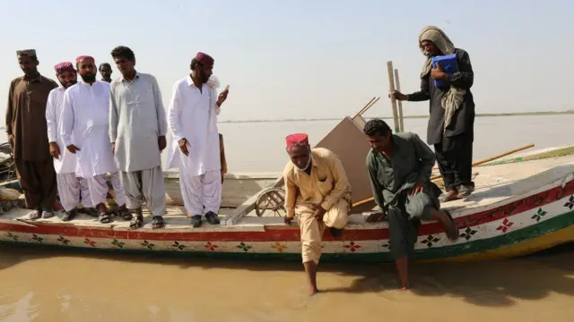 دریائے سندھ میں کچے کے علاقے میں واقع دس کلومیٹر طویل جزیرے پر چھوٹو گینگ کے خلاف آپریشن کا آغاز پولیس نے تقریباً تین ہفتے قبل کیا تھا