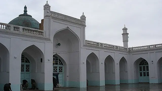 راه و رسمی نو در میان آمد و نسخه‌ای از دین پرداخته شد كه بیش از پروای آخرت سودای حاضرت را داشت و بیش از سعادت اخروی به رقابت دنیوی می اندیشید. در این نسخه از دینداری، سیاست عین دیانت و دیانت عین سیاست بود، مظاهره داغ آرامترین روش به شمار می‌رفت و ترور و اختطاف شیوه ای رایج پنداشته می شد/مسجد احمد شاه بابا در قندهار