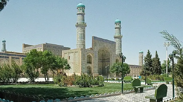 در گیر و دار بر ساختن هویت‌هایی نزاع محور، دیانتِ كین و نفرت سایه می‌گستراند و جایی به این نمی ماند كه اسلام حقیقت و معنویت، آن كه در تصاویر لطیف عارفانه تابیده بود، دوباره شكوفه كند و بر درخت دینداری برگ و بار اخلاق و فضیلت جوانه زند/مسجد جامع هرات