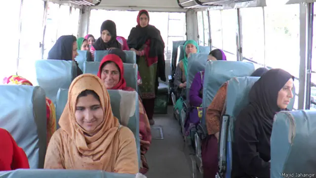 حکومت کی جانب سے اس بس سروس کے آغاز پر سرینگر کی مقامی خواتین کافی خوش ہیں