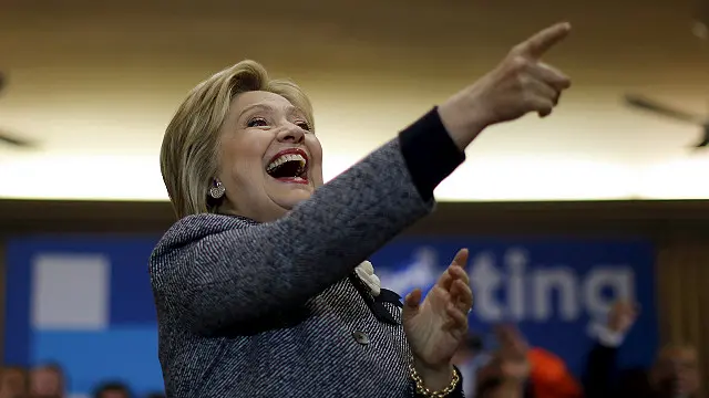 Hillary Clinton semakin sulit dikejar pesaingnya, Bernie Sanders, seusai memenangi pemilihan pendahuluan di Pennsylvania, Maryland, dan Delaware.