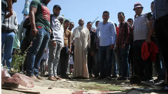 مصريون احتشدوا في المكان الذي قتل فيه أمين شرطة بائعا منذ أيام بعد خلاف على سعر مشروب