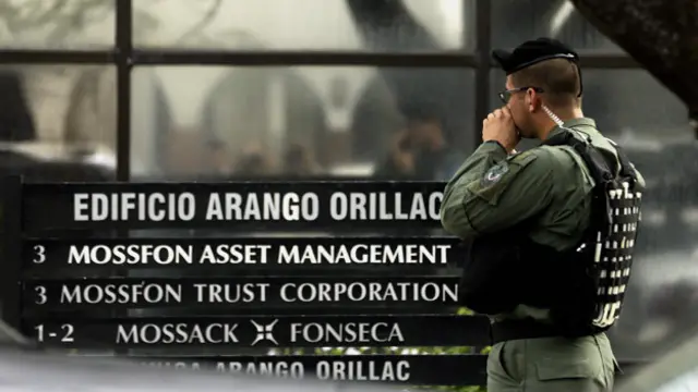Полицейский у офиса Mossack Fonseca