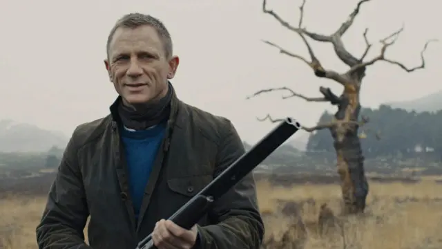 Chiếc áo khoác Barbour mà điệp viên nổi tiếng mặc trong Skyfall đã ngay lập tức "cháy chợ", hiện tượng được gọi là "hiệu ứng Bond" (Sony Pictures Releasing)