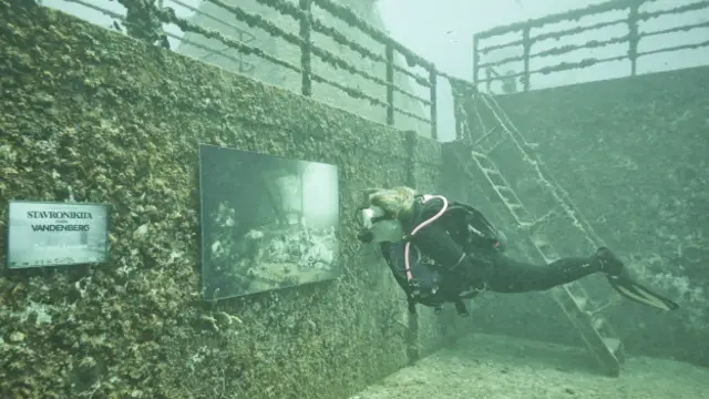 Pues hasta allí viajó otro barco hundido, el SS Stavronikita de Barbados, pero en forma de imágenes. Es que en marzo Franke inauguró la muestra submarina "Stavronikita visita Vandenberg". (Foto: Andreas Franke)