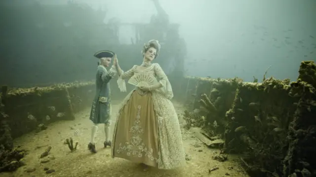 Las fotos son imprimidas y enmarcadas a prueba de agua usando acero inoxidable. Finalmente, para exhibirlas en los barcos naufragados sin provocarles daños, son colocadas con imanes potentes. (Foto: Andreas Franke)