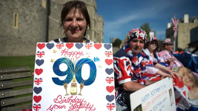 Ciudadanos británicos se preparan para los festejos por el cumpleaños de la reina