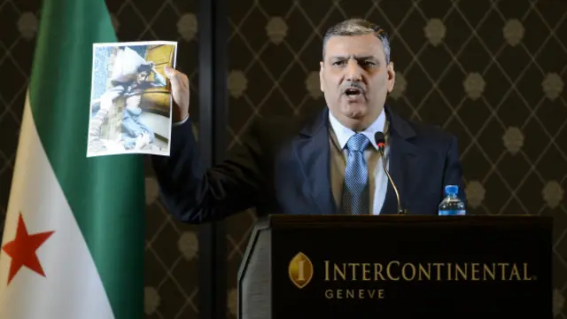 Cenevre görüşmelerine katılan muhalefet heyetine başkanlık eden Riyad Hicab, düzenlediği son basın toplantısında Suriye ordusunun saldırılarında yaralanan sivillerin fotoğraflarını gazetecilere göstermiş ve Beşar Esad'ı hedef almıştı.