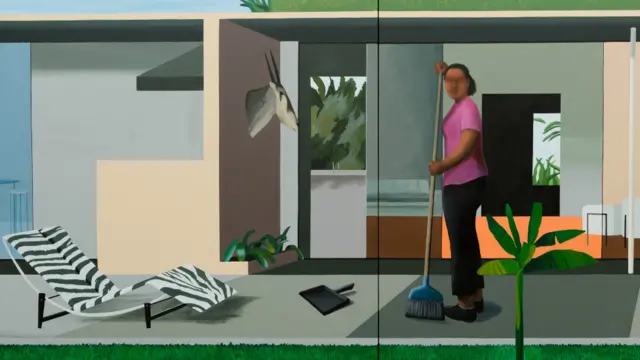 Una mujer barre el piso de una terraza en una lujosa mansión de Los Ángeles (EE.UU.)