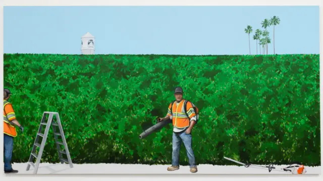 Dos empleados de mantenimientos limpian las calles de Los Ángeles