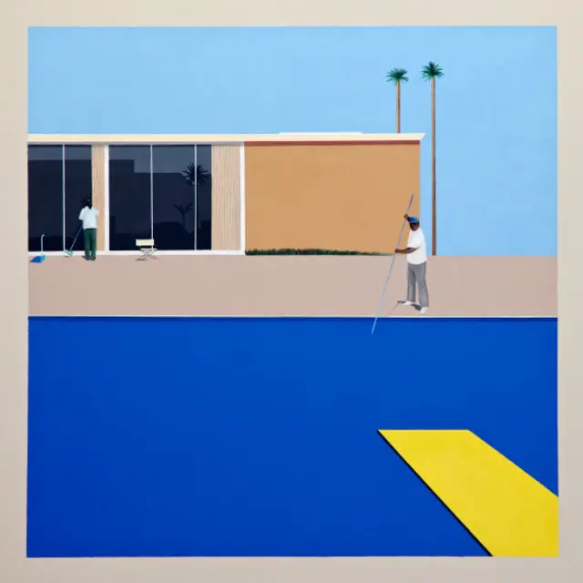 Un hombre limpia una piscina en una casa moderna de Los Ángeles