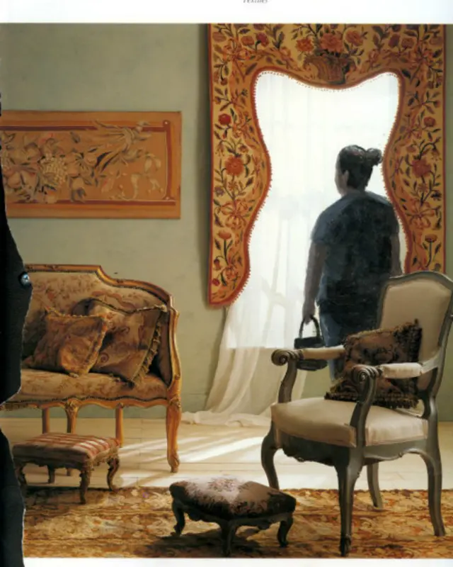 Una ama de llaves mira por la ventana de una mansión