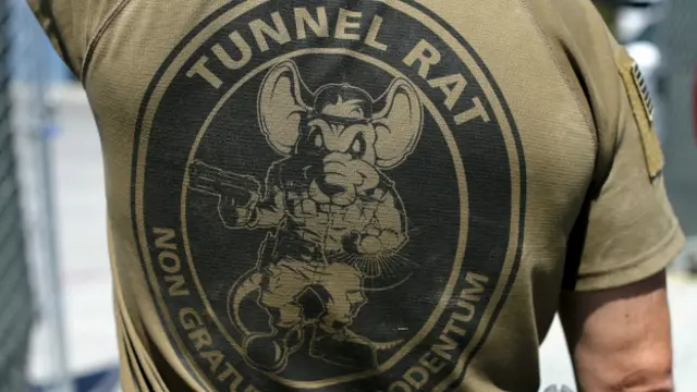 Un agente con una camiseta con la leyenda "Rata de Túnel"