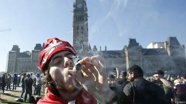 امروز حامیان آزادسازی ماری‌جوآنا در برابر پارلمان کانادا در اتاوا 'روز ملی - غیررسمی - مصرف ماری‌جوآنا' را جشن گرفتند