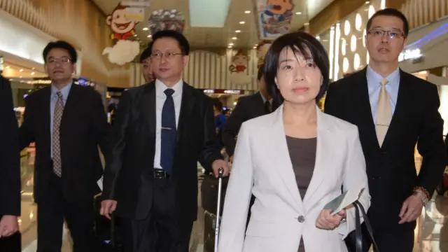 法务部国际及两岸法律司长陈文琪(右前）周三率团前往中国