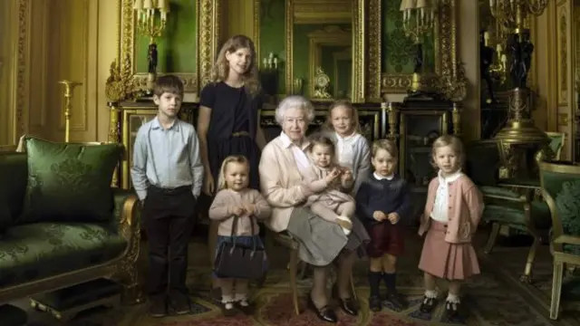 Doğumgünü için yayınlanan fotoğrafında Kraliçe'nin etrafına torunlarını toplaması, Kraliyetin geleceğine yapılan bir vurgu olarak değerlendirildi.
