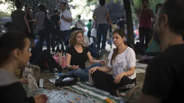 土耳其示威者在示威抗议活动中做瑜伽宣泄压力和愤怒。（图片来源：Getty Images）