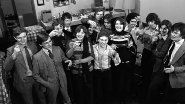 邁克爾·埃普特的紀錄片《7 Up》裏的兒童。林恩是照片中間那個留著長髮的女孩，尼克在最右邊(圖片來源：BBC)