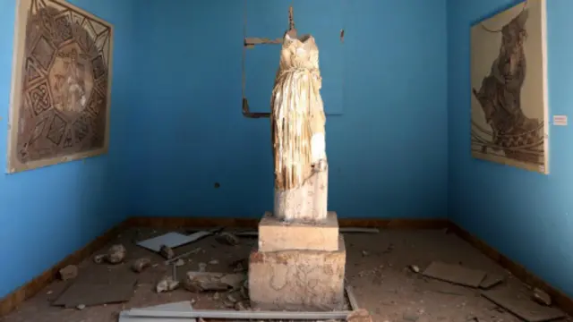 惨遭损毁的帕尔米拉博物馆中，一座身首异处的残缺雕像。（图片来源：Joseph Eid/Getty)