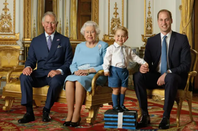 Kraliçe ve veliahtları. Solda Prens Charles, en sağda Prens William ve onlardan sonra sıradaki veliaht olan küçük Prens George.