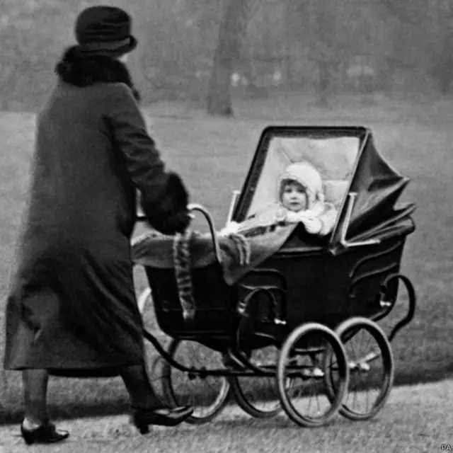 الأميرة اليزابيث في عربة أطفال أثناء طفولتها