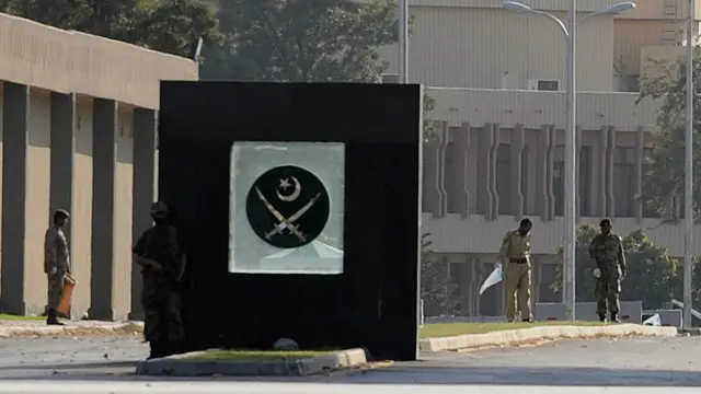 فوج کے شعبے تعلقات عامہ کی جانب سے تاحال برطرف کیے گئے افسران پر عائد الزامات کی تفصیل فراہم نہیں کی گئی ہے