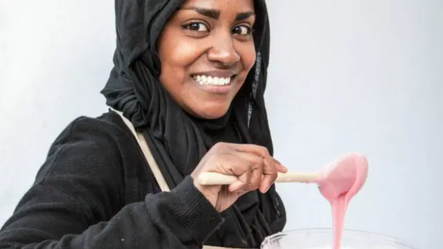 Надия Хуссейн печет королеве пирог