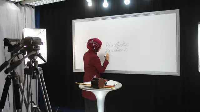 ساخت این اپلیکیشن، به ویژه جابجایی محتوای مضامین درسی افغانستان در آن، کار چندان ساده نبوده است