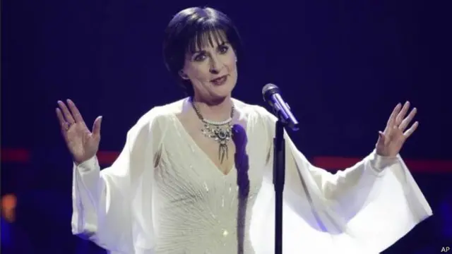 انیا، خواننده ایرلندی از ادل ثروتمندتر است