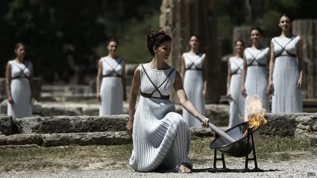 أوقدت الشعلة الممثلة اليونانية "كاترينا ليو" خلال احتفال كبير الخميس