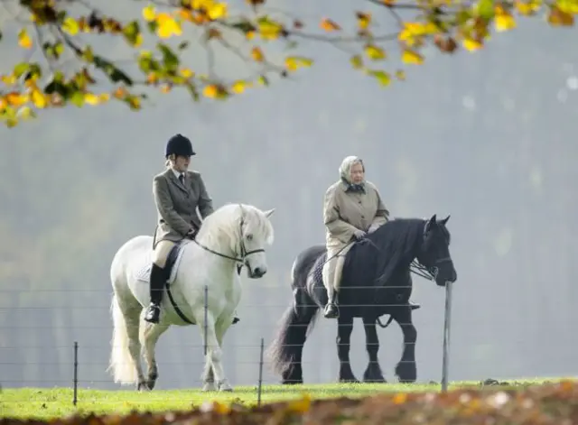 La reina Isabel montando a caballo