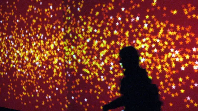 Una persona con una imagen de colores de fondo