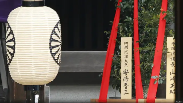 日本首相安倍晉三在靖國神社春季大祭之際沒有前往參拜，但供奉了祭品。中國和韓國都提出批評。